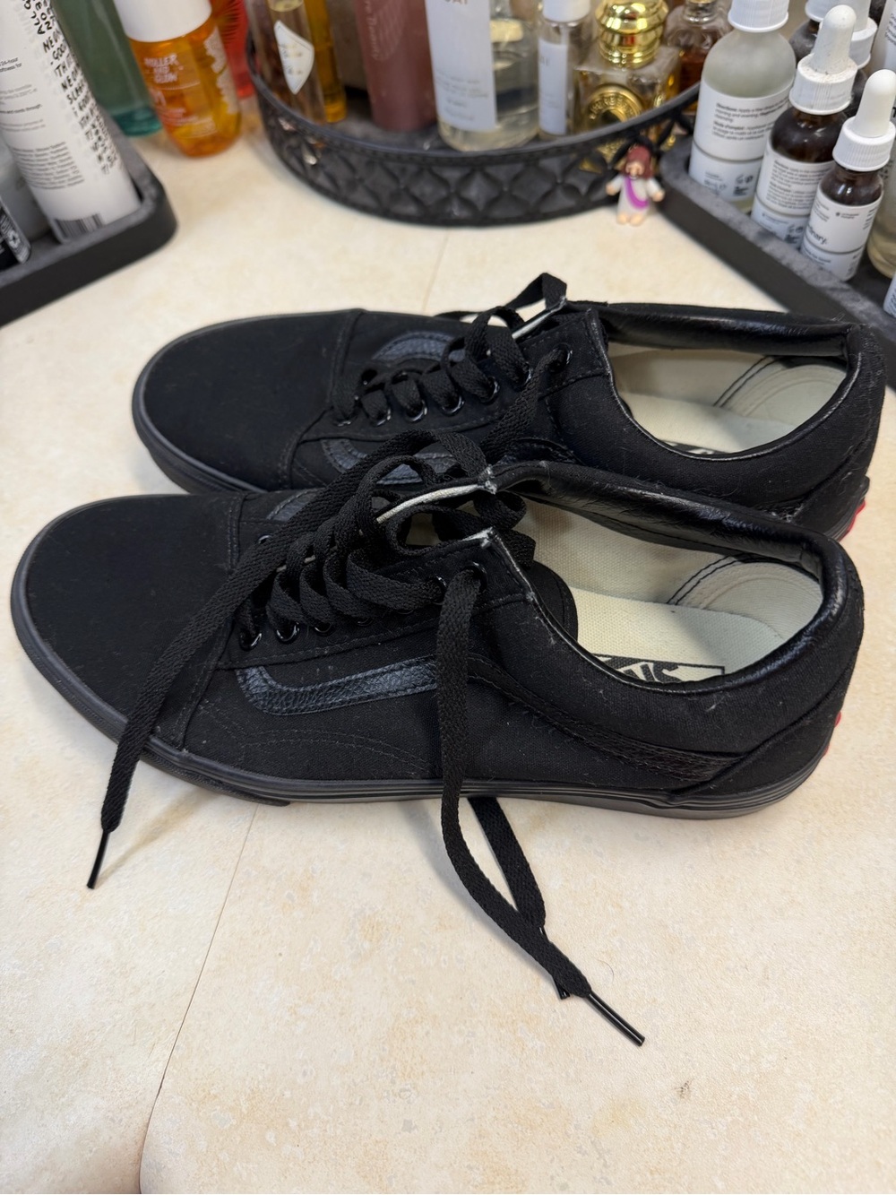 Unisex Vans old skool low top sneakers. Monochrome black.